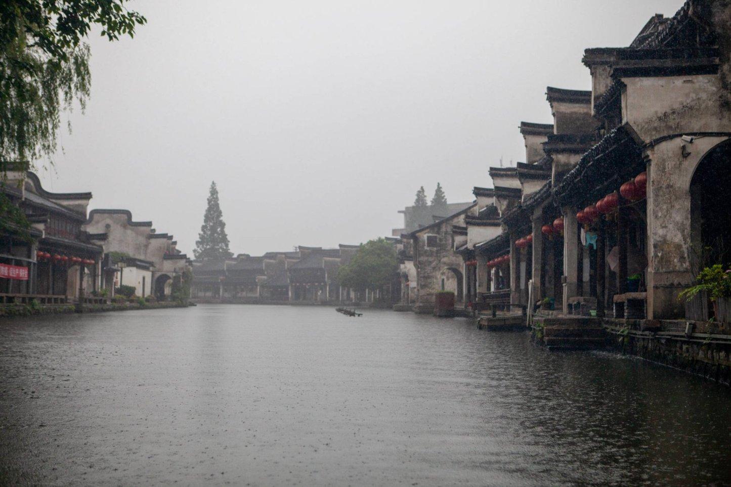 春节前来云南玩，吃云南米线，逛昆明老街，船游滇池这价格贵吗？