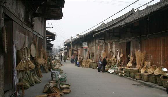 江西一女子在4S店与店员争吵后跳楼,疑因买到事故车维权时情绪激动,家人:人现在还在ICU